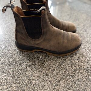 Blundstone size 5 1/2  AU women’s classic #1944
(Women’s size 8.5 US)
UGC